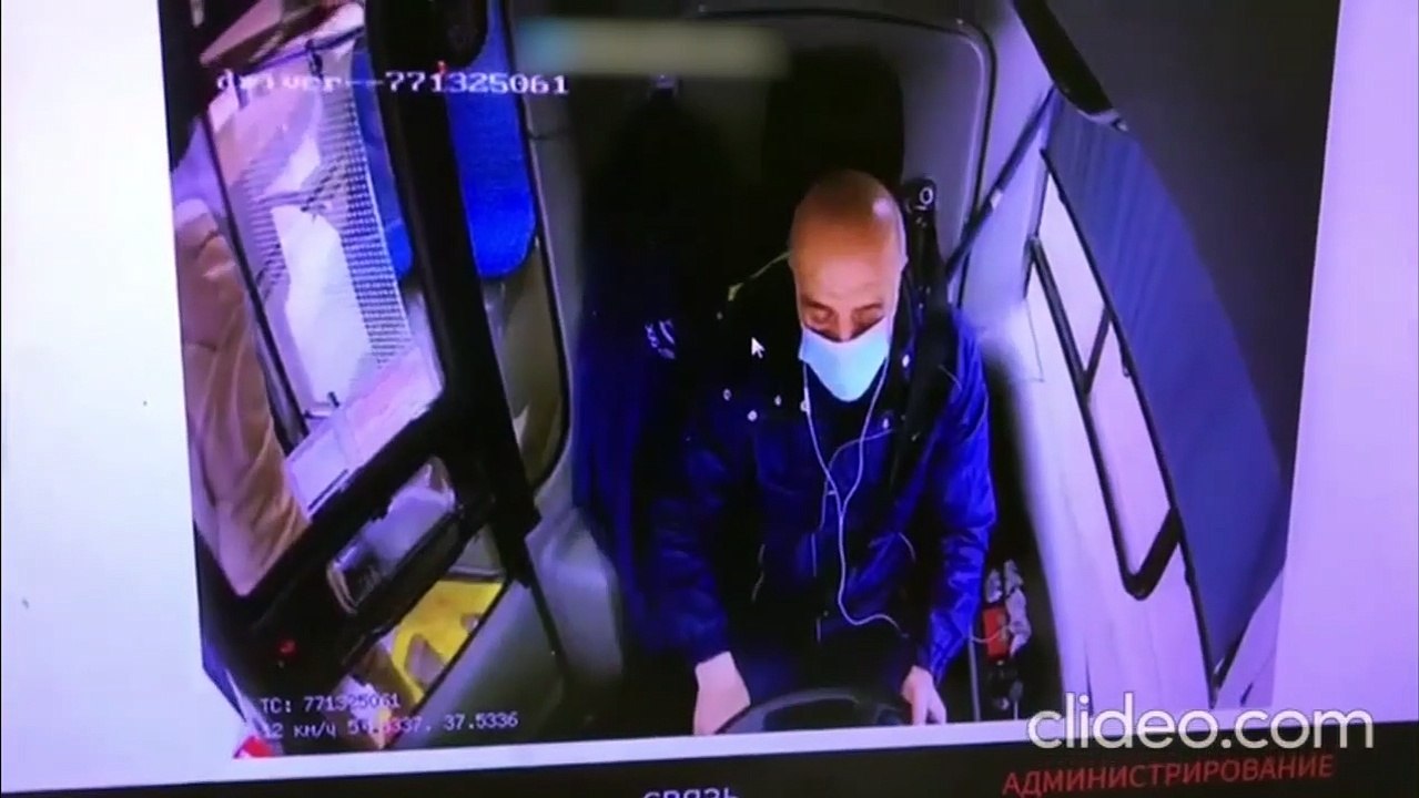 Un chauffeur de bus s'endort avec la musique dans les oreilles et fonce dans une voiture (Russie)