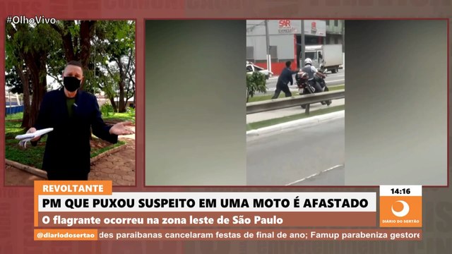 Jovem negro é algemado e arrastado preso à moto de PM; 'andando igual escravo', lamenta jornalista