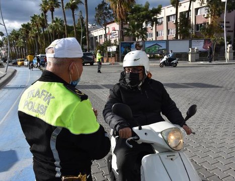 MARMARİS'TE KASKSIZ MOTOSİKLET SÜRÜCÜLERİNE CEZA YAĞDI