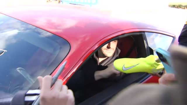 Courtois y Vinicius reciben el cariño de los aficionados a la salida de Valdebebas