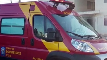 Homem tem suspeita de fratura em costelas após colisão entre carro e moto