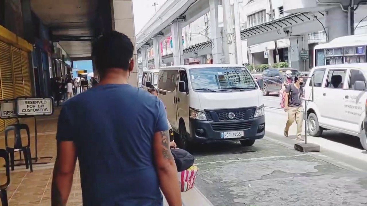 Jollibee for the First Time | Foreigner Giving Strangers Jollibee | Philippines Travel