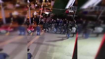 Başakşehir'de öğrencilerin uçan tekmeli kavgası kamerada