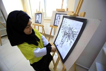 Kalem tutmakta zorlanırken şimdi resim sergileri açıyor