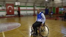 Memleket Partisi Genel Başkanı Muharrem İnce, engelli sporcularla basketbol maçı yaptı