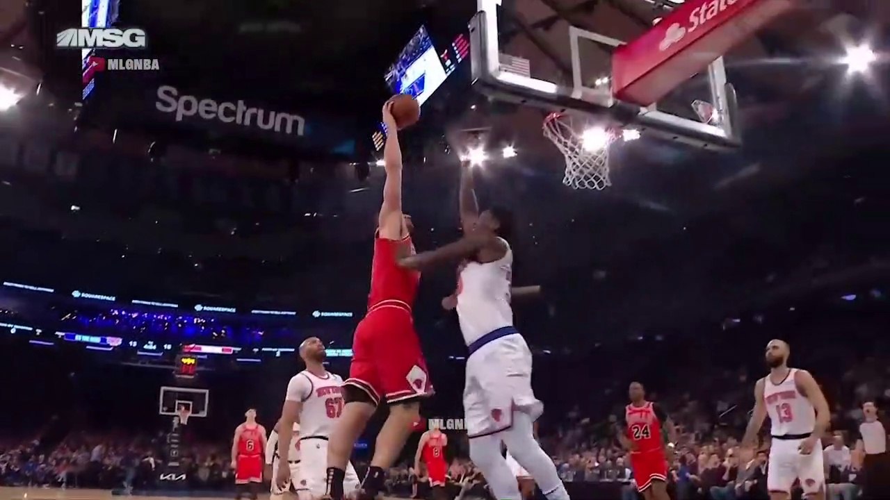Alex Caruso behind the back pass for a Vucevic dunk over Julius Randle 