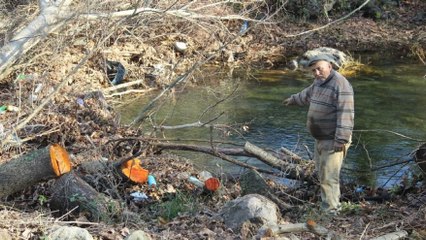 Yolu kısaltmak için dere üzerine yaptığı köprü, canından etti