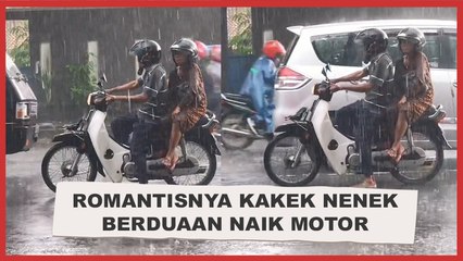 Romantisnya Kakek Nenek Berduaan Naik Motor di Tengah Hujan, Warganet Auto Baper