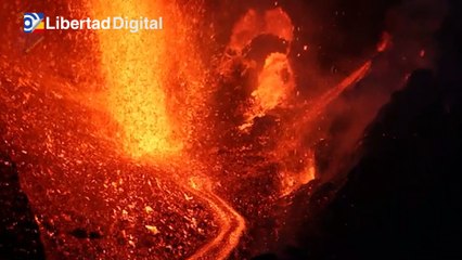 Así se ve el interior del volcán en La Palma expulsando lava a gran altura