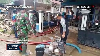 Warga dan TNI Bersihkan Sekolah Terdampak Banjir di HST