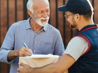 Polizei warnt vor Betrügern: Keine fremden Pakete annehmen!