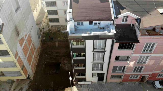Tokat'ta çökme riski taşıyan apartman havadan görüntülendi