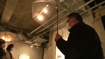 Una exposición en Japón innova con el uso del paraguas para mantener la distancia en espacios cerrados