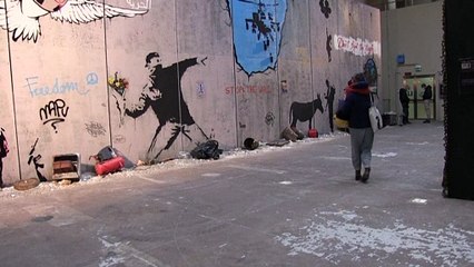 El mundo de Banksy en la Estación Central de Milán, una  inmersión en el icono del arte callejero