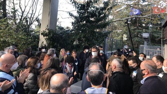 Sosyal medya paylaşımları nedeniyle Profesör kampüse alınmadı