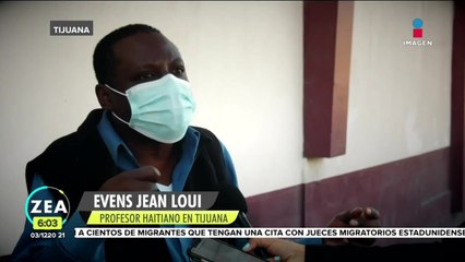 Migrante haitiano enseña español a sus paisanos en Tijuana