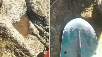 Üzeri suyla kaplı toprağı kaldıran Türk defineci, bulduğu şeye kendisi bile anlam veremedi