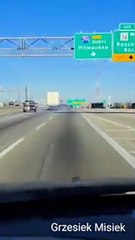 Une conductrice se retrouve coincée sous un camion qui continue de rouler (États-Unis)