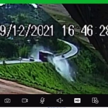 Batida entre caminhão e ônibus mata duas pessoas em Minas Gerais