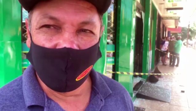 Carro vai parar dentro de empresa e clientes precisam cancelar atendimentos