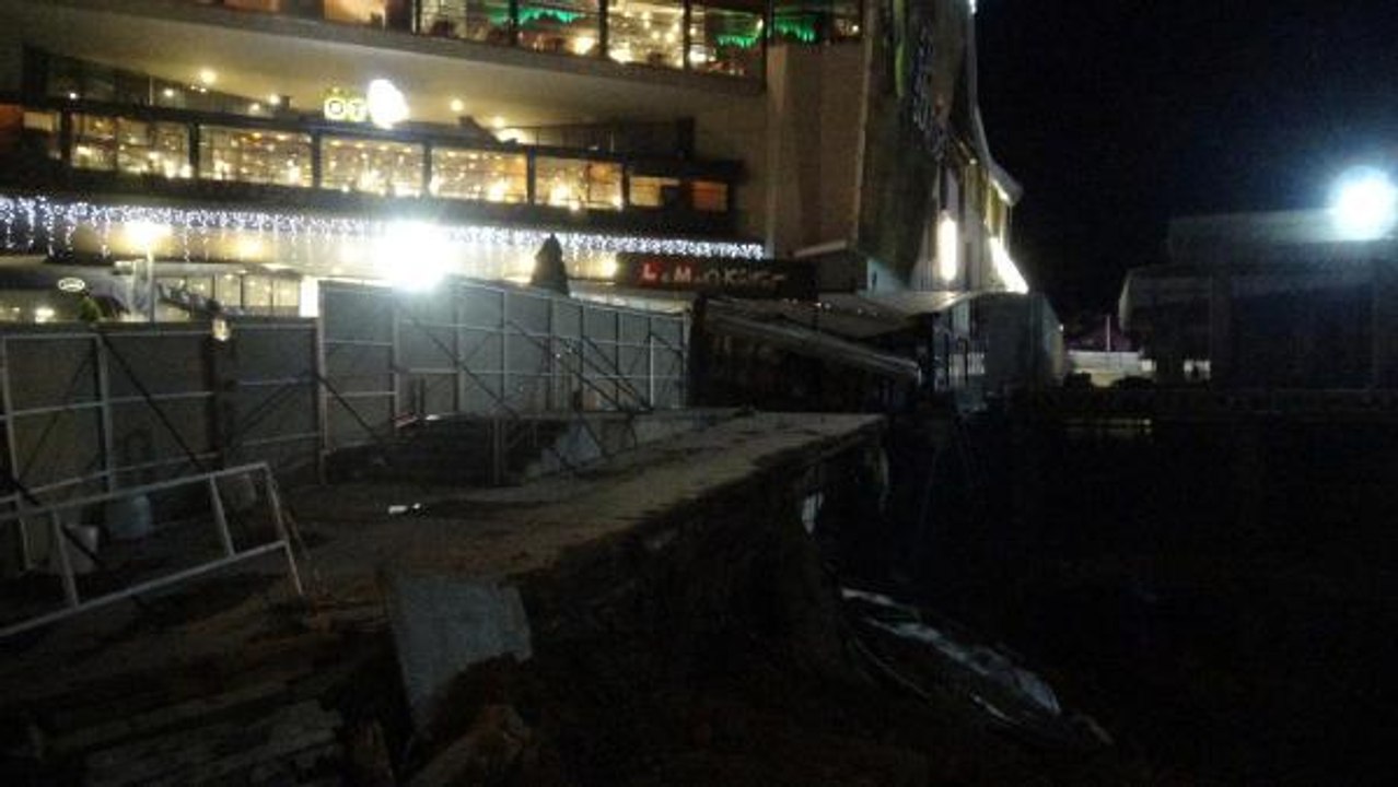 AVM'NİN YANINDAKİ REZİDANS İNŞAATINDA TOPRAK KAYDI; KAFEDEKİ ÇÖKME KORKUTTU