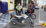 Sofrendo calor e cansados de esperar, motataxistas cobram cobertura no centro de Cajazeiras