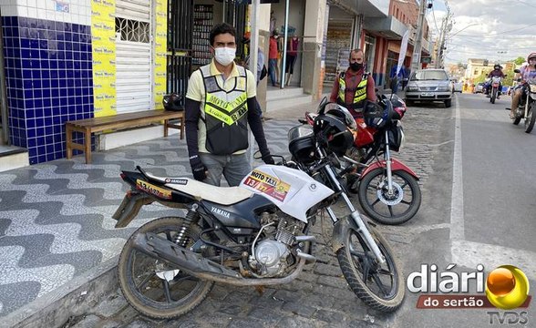 Sofrendo calor e cansados de esperar, motataxistas cobram cobertura no centro de Cajazeiras