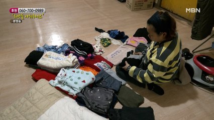 홀로 집안일을 하는 엄마