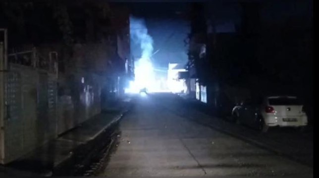 Son dakika haberi... TRAFONUN PATLAMA ANI CEP TELEFONU KAMERASINA YANSIDI