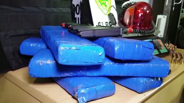 PM detém trio que possuía drogas, munições, giroflex, algemas e coletes balísticos da Polícia Civil
