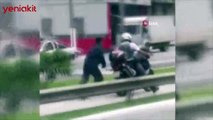 İnsanlık dışı görüntü! Polis, motoruna kelepçelediği siyahiyi peşinden koşturdu