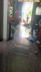 Thấy mẹ hết tiền, bé không nỡ xin mua nước: Trường có rồi mẹ đừng lo
