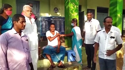 நல்லதுக்குத்தான் சொல்றோம்... தயவு செய்து ஊசி போடுங்க... பொதுமக்கள் காலில் விழுந்த ஊராட்சித் தலைவர்