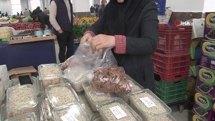 7 yıldır el emeği ürünlerini pazarda satan kadın aile ekonomisine katkı sağlıyor