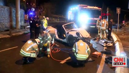 Lüks otomobil önce refüje ardından duvara çarptı