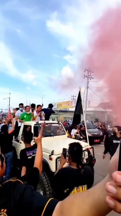 Aksi suporter penyambutan kepulangan pemain persekat Tegal!!
