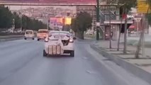 Aracının arkasına bağladığı 'çekçekle' trafiği böyle tehlikeye attı