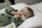 7 aylık bebek babasının karaciğeriyle hayata tutundu