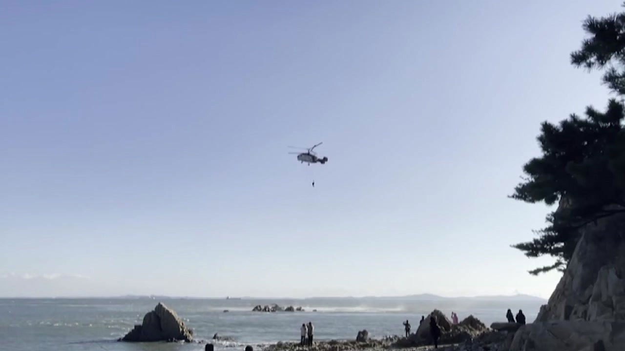 인천해경, 대조기에 갯바위 고립된 7명 구조 / YTN