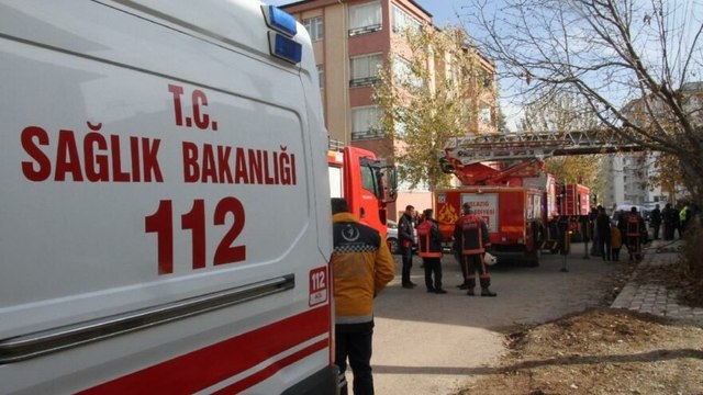 Eski sevgilisinin evini benzin döküp ateşe verdi!