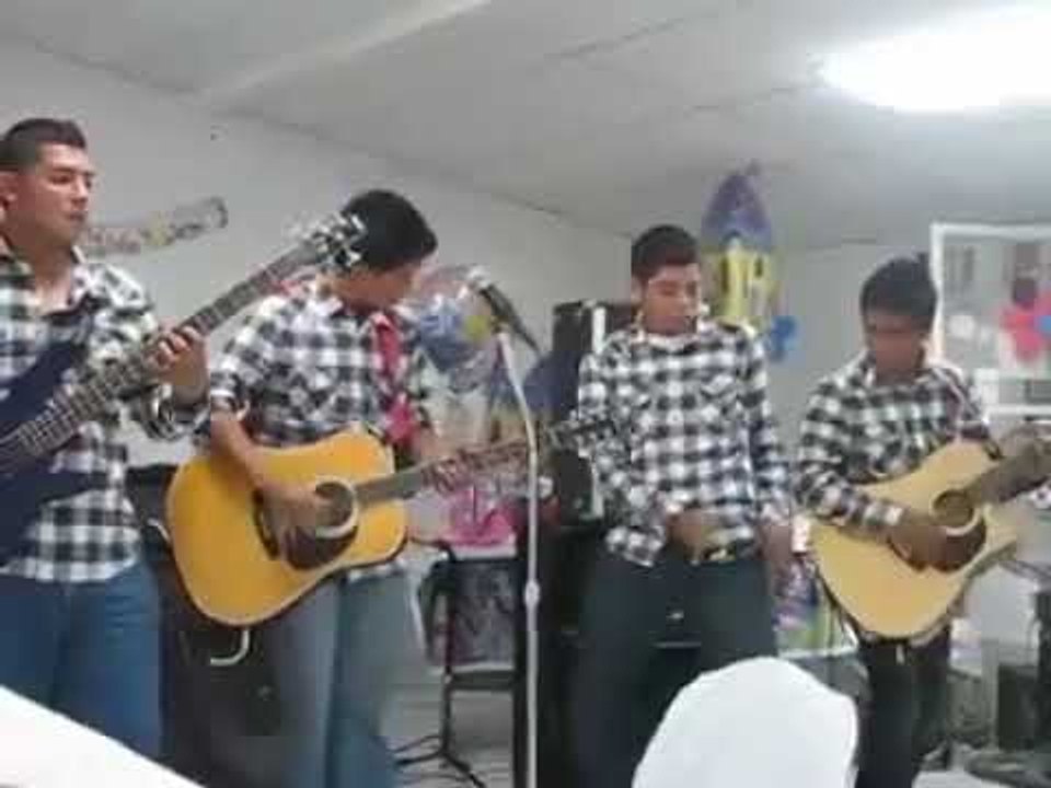 Grupo Firme en sus inicios, cantando en una fie...