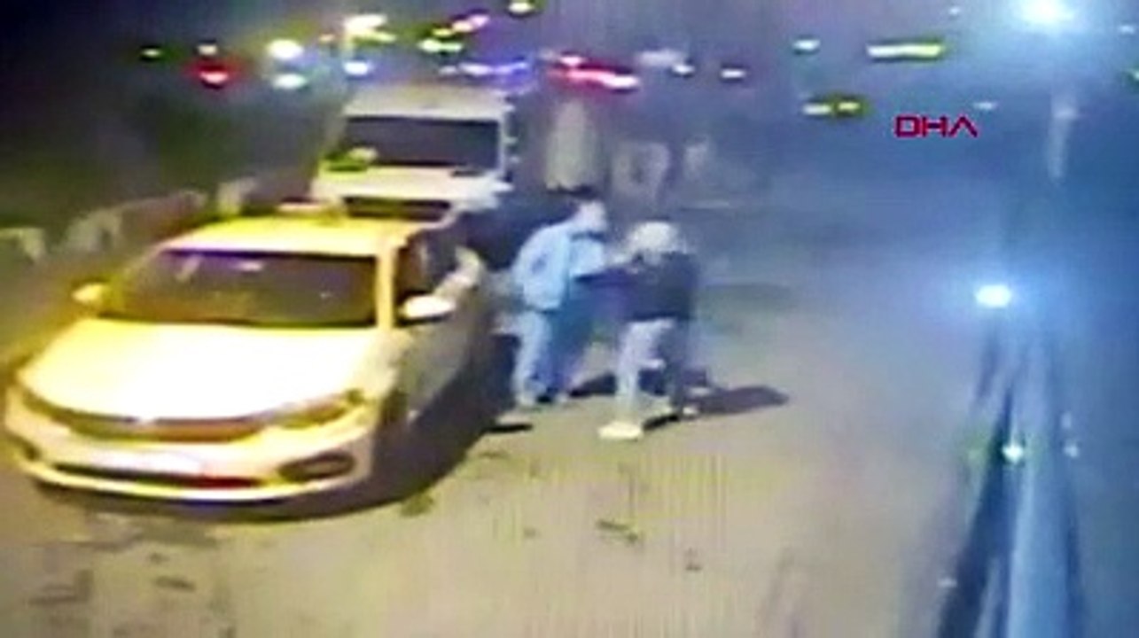 Taksicinin ittiği kadın canından oluyordu!