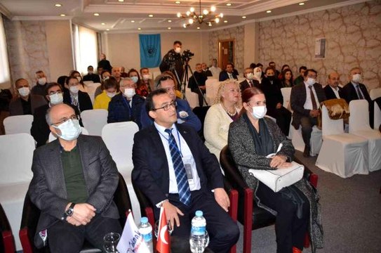 Afyonkarahisar'da Bacıyan-ı Rüm Teşkilatı'ndan Günümüze Türk Kadını çalıştayıBilge Tam Gelişim Derneği Başkanı Ferhan Çınar; Elimizde kılıç kalkan...