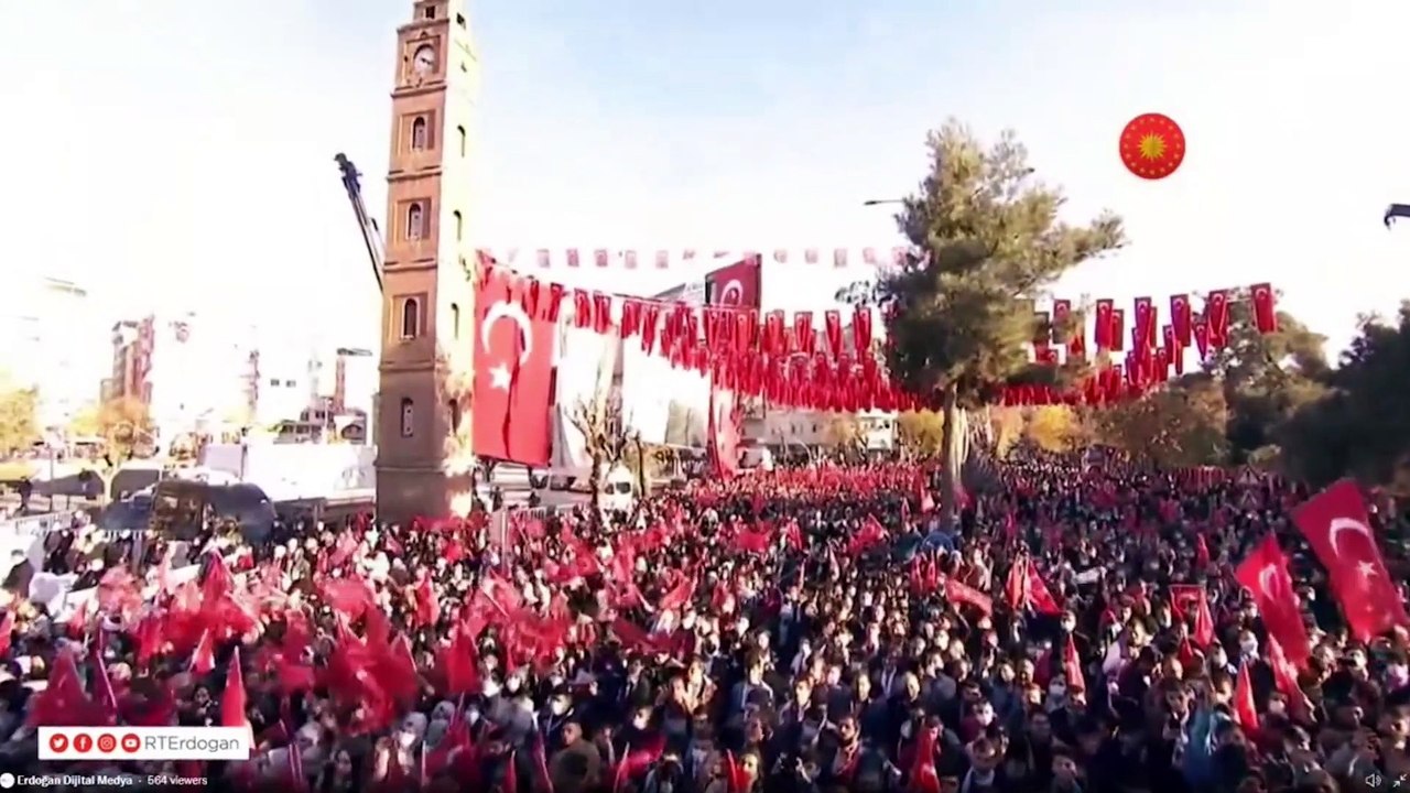 Erdoğan, 24 yıl sonra aynı yerde,  cezaevine girmesine neden olan şiiri okudu: Ben o şiiri nerde okumuştum, burada