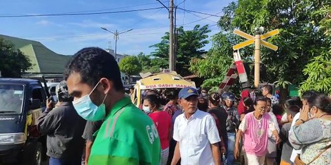 Tabrakan Maut Kereta Api vs Angkot