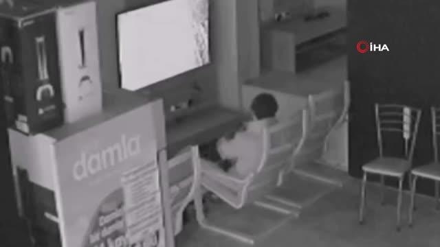 Oyun salonunda hırsızlık: Çantasındaki oyun kolu ile orijinalini değiştirdi