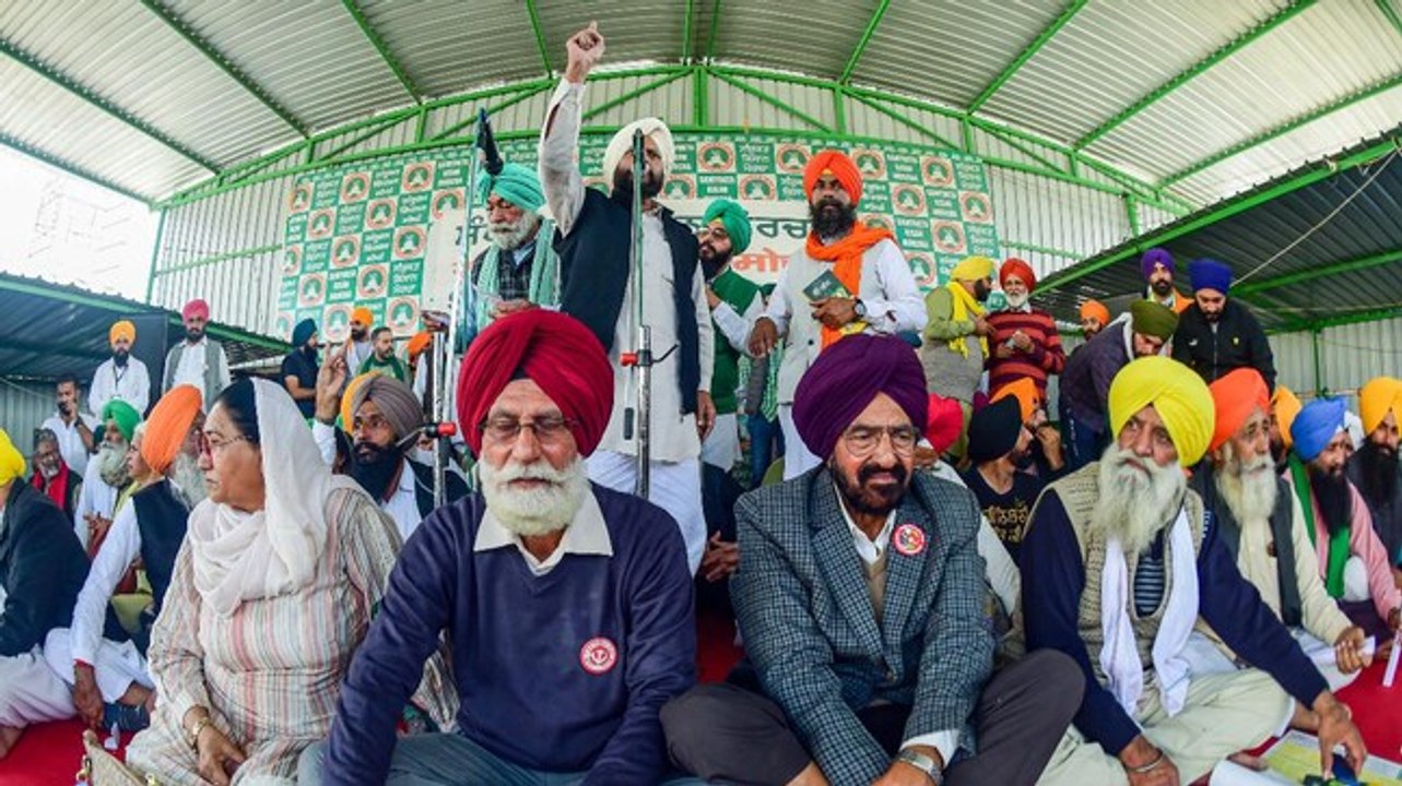 SKM forms five-member committee for talks with...
