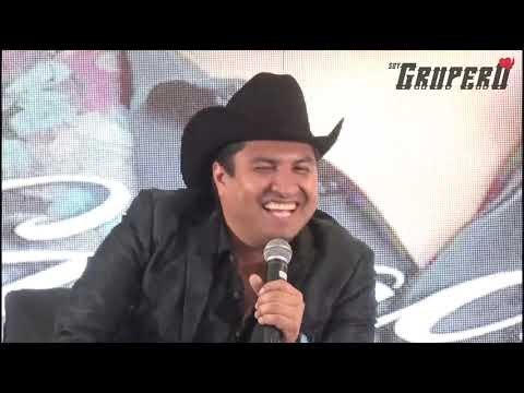 Julión Álvarez le muestra una de sus canciones a Vicente Fernández