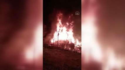 Son dakika haber! İki katlı ahşap ev yangında kullanılamaz hale geldi
