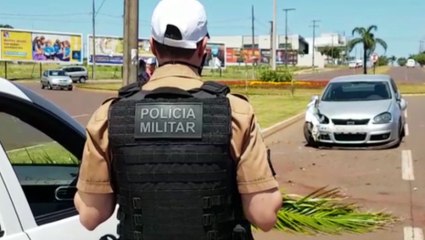 Carro sobe meio-fio e arranca árvore na Avenida Brasil